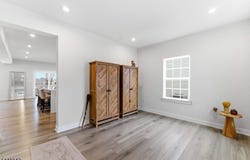 22 Oakwood Blvd, Union Twp., NJ 08827-4153