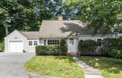 14 Meadow Ln, Worcester, MA 01602