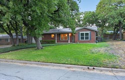 844 Woodcrest Drive, Hurst, TX 76053