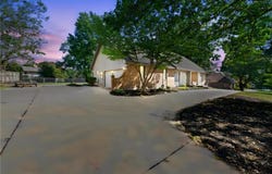 205 NW Hillcrest Lane, Lee's Summit, MO 64063
