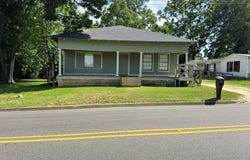 1378 E Burdeshaw St, Dothan, AL 36303