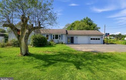 24 LINNWOOD Drive, LOCK HAVEN, PA 17745