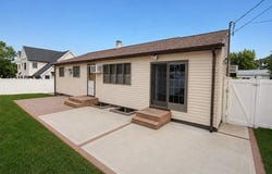 10 Peter Lane, Plainview, NY 11803