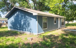903 W 1st St, Cameron, TX 76520