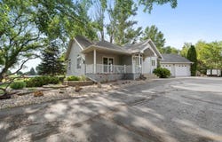 1204 16th Ave, Minot, ND 58701