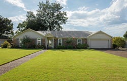2213 Finley Dr, Florence, AL 35630