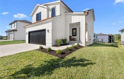 2004 Oak Ridge Drive, Oak Grove, MO 64075