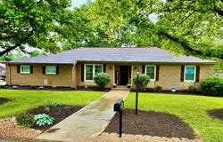 409 April Av., Carmi, IL 62821