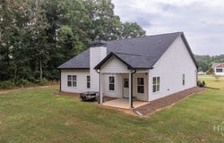 212 Live Oak Ln, Comer, GA 30629