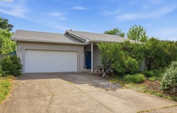 730 N 9TH St, Harrisburg, OR 97446