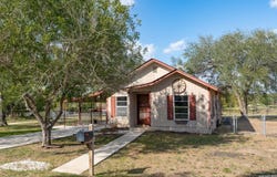 412 W Coker, Devine, TX 78016