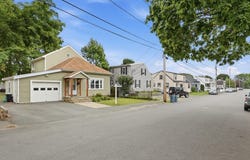 2 Cashman Rd, Peabody, MA 01960