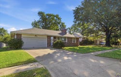 1706 SW Arrowhead RD, Topeka, KS 66604