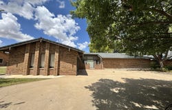 215 Lometa Dr, Plainview, TX 79072