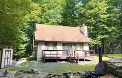 27 Oak Drive, Hawley, PA 18428