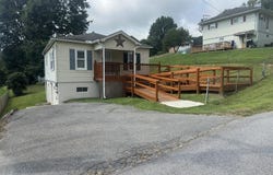 206 Carter Ave, CRAB ORCHARD, WV 25827