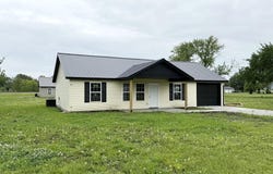 104 W Barrett Avenue, Walker, MO 64790