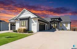 201 S Boathouse Cir, Sioux Falls, SD 57107