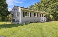 2016 EAGLE SCHOOL Road, MARTINSBURG, WV 25404