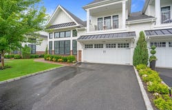 82101 Spruce Pond Circle, Plainview, NY 11803