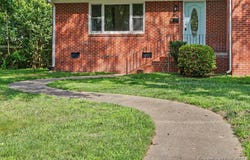 8 Riverdale Dr, Hampton, VA 23666