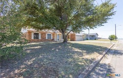 1504 W 6th Street, McGregor, TX 76657