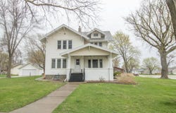 817 2nd St, Hull, IA 51239