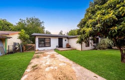 217 W Benbo St, Seguin, TX 78155