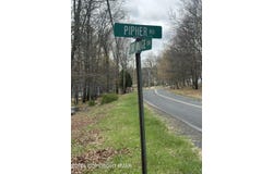 28 Pine Ridge Drive E, Bushkill, PA 18324