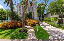 690 Warren Ln, Key Biscayne, FL 33149