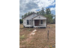 415 W Hamilton St., Cuero, TX 77954