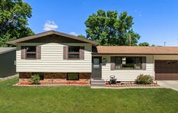 10 22nd St SW, Minot, ND 58701