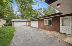 9041 Maple Avenue, Burr Ridge, IL 60527
