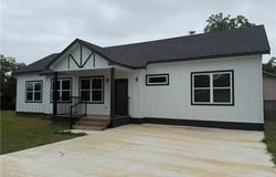 501 Walnut St, Yoakum, TX 77995
