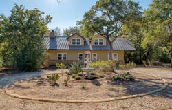 123 Bowie Trl, Luling, TX 78648