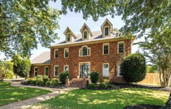 1196 E LAKE POINTE Dr, Collierville, TN 38017
