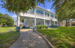 214 S PECAN AVE, Luling, TX 78648