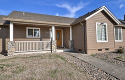 963 HAZELNUT Ln, Springfield, OR 97478