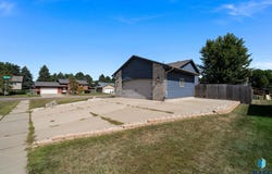5900 S Hallow Ave, Sioux Falls, SD 57106