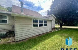 212 E College Ave, Howard, SD 57349