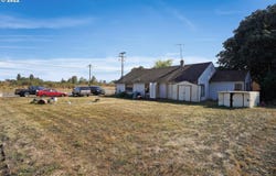 2240 FERRY St, Albany, OR 97322