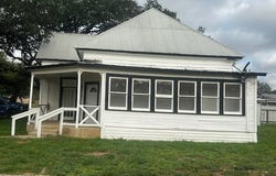 308 W Coker, Devine, TX 78016