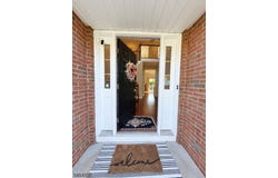 8 Chaucer Dr, Clinton Twp., NJ 08801-3367