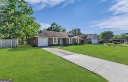 40 Whippoorwill Lane E, Richmond Hill, GA 31324