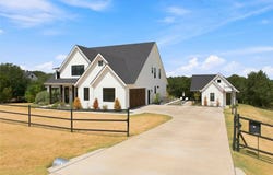 1065 Whispering Oaks, China Spring, TX 76633