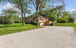 2300 Kevenauer Dr, Brookfield, WI 53005