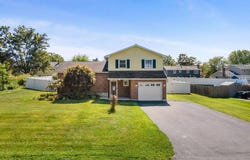 16 Sherbrook Drive, Bethlehem, NY 12158