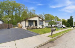 27 Brookview Lane, Manalapan, NJ 07726