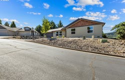 374 BENTGRASS Ct, Sutherlin, OR 97479