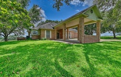 1552 Holub Road, Schulenburg, TX 78956